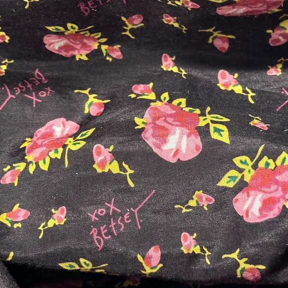 Betsy Johnson Black Heart Quilted Tote Bag - Picture 7 of 11